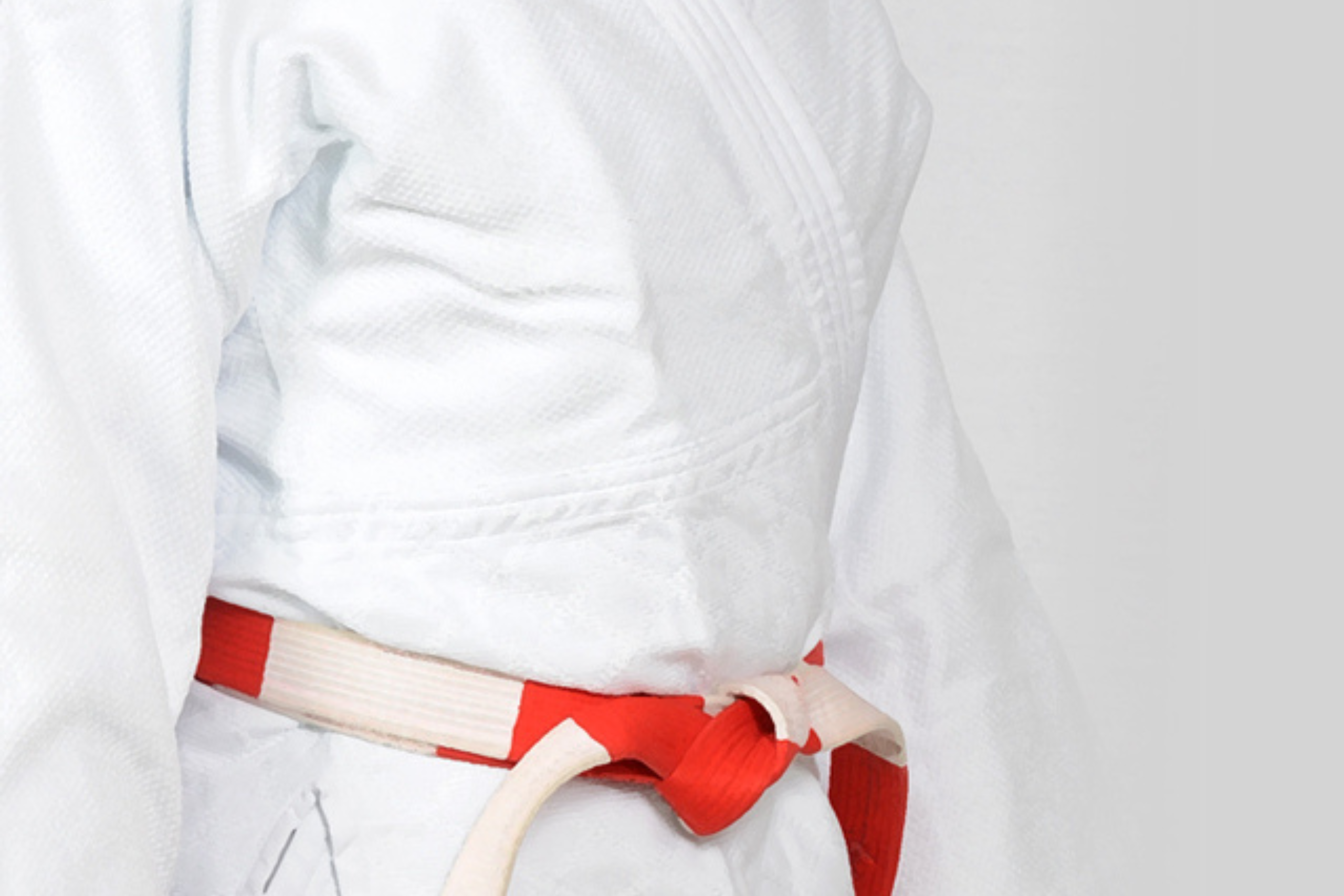 Kimono blanc, ceinture de haut gradé blanche et rouge