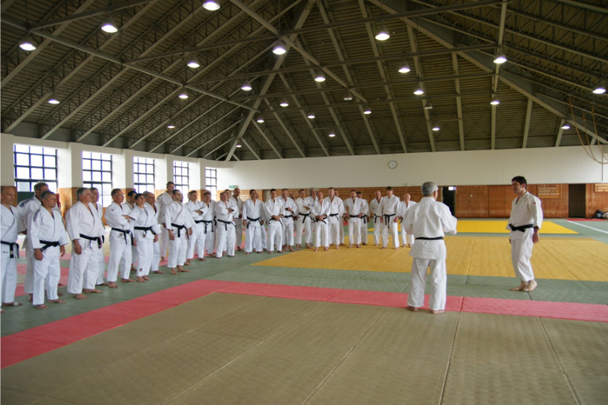 Un cours est donné aux enseignants à l'Université de Tenri par des experts japonais.